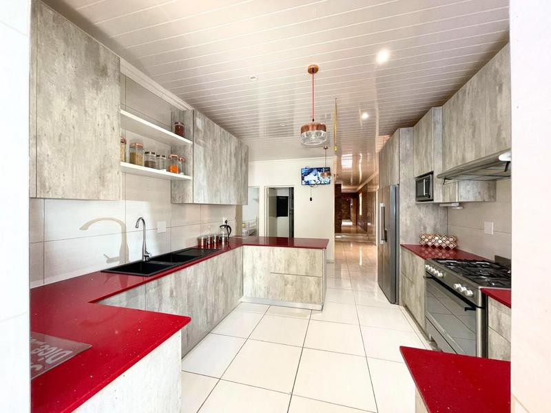 6 Bedroom Property for Sale in Chatsworth Western Cape